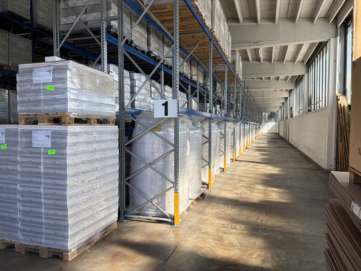 Magazzino con scaffali